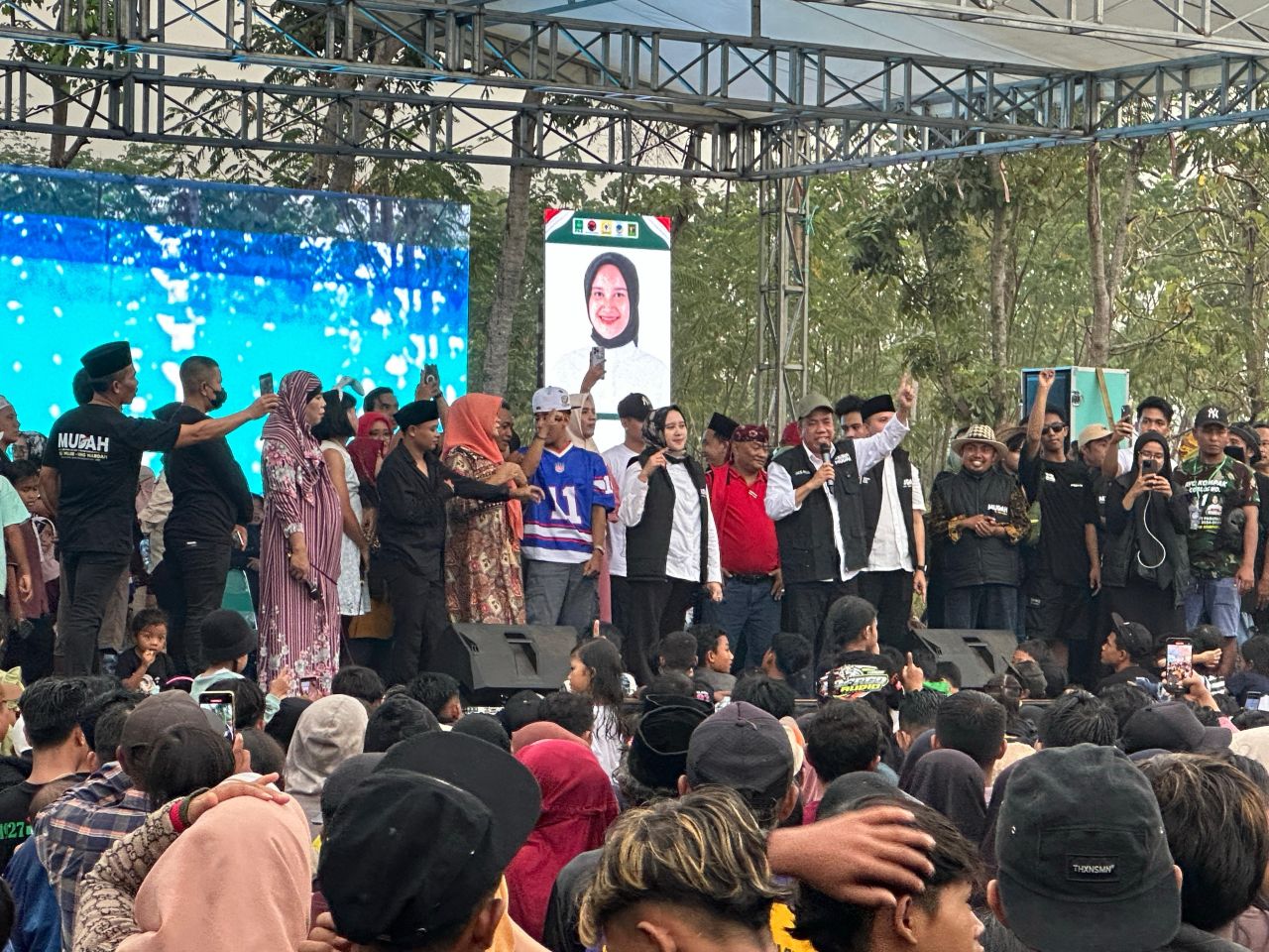 Festival seni dan budaya 1.000 bantengan mberot di lapangan Tejowangi