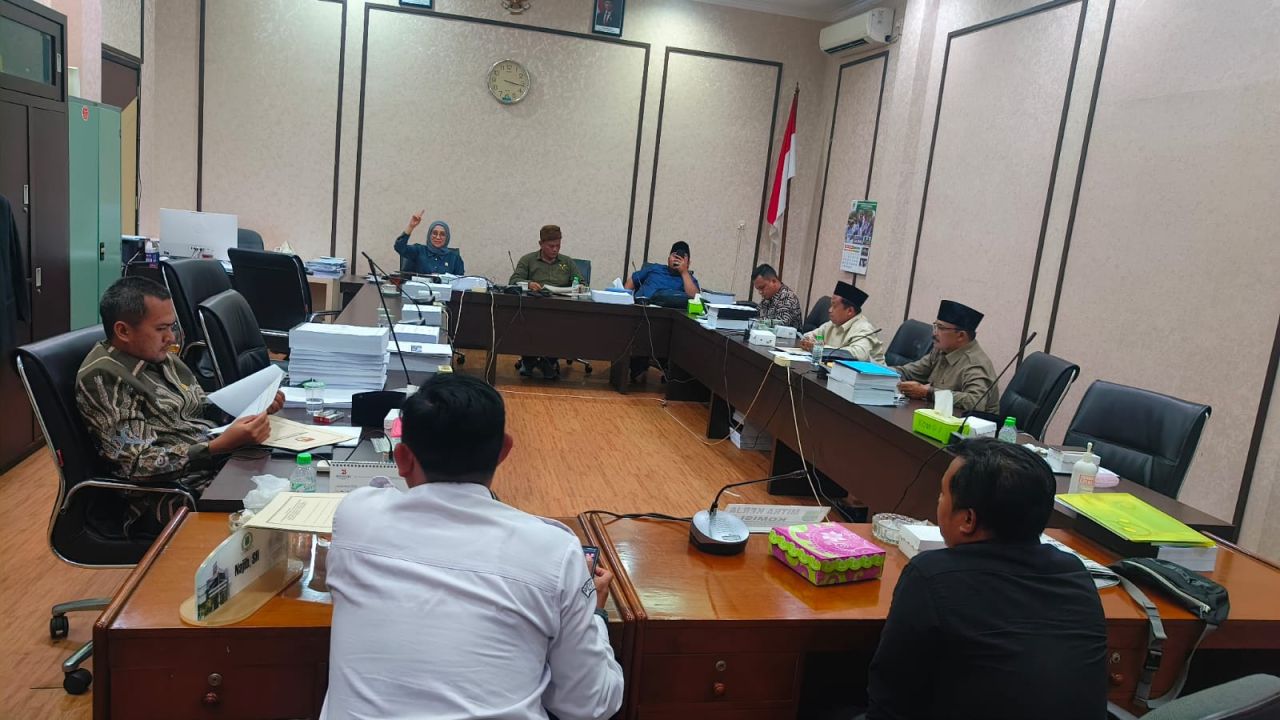Komisi I DPRD Kabupaten Pasuruan saat hearing dengan KPU