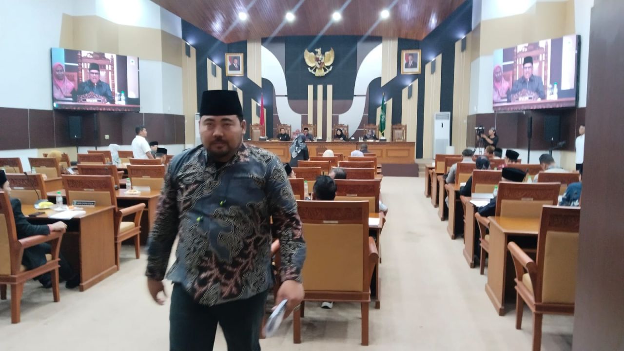 Salah seorang anggota DPRD Kabupaten Pasuruan keluar sidang paripurna dengan agenda jawaban Pj. Bupati Pasuruan, Nurkholis