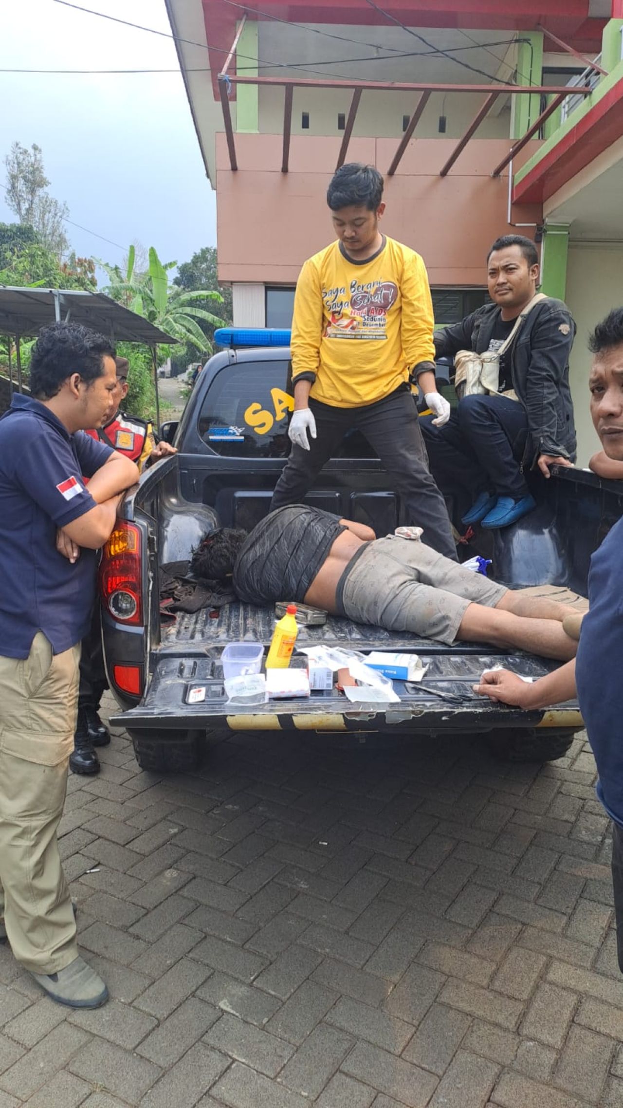 Pelaku pencurian motor diangkut mobil polisi untuk diamankan