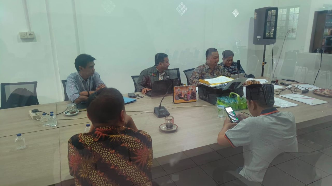 Bawaslu Kabupaten Pasuruan ketika periksa pelapor terkait dugaan kampanye didalam tempat ibadah (Musholah) yang diduga dilakukan Shobih Asrori Calon Wakil Bupati Pasuruan.