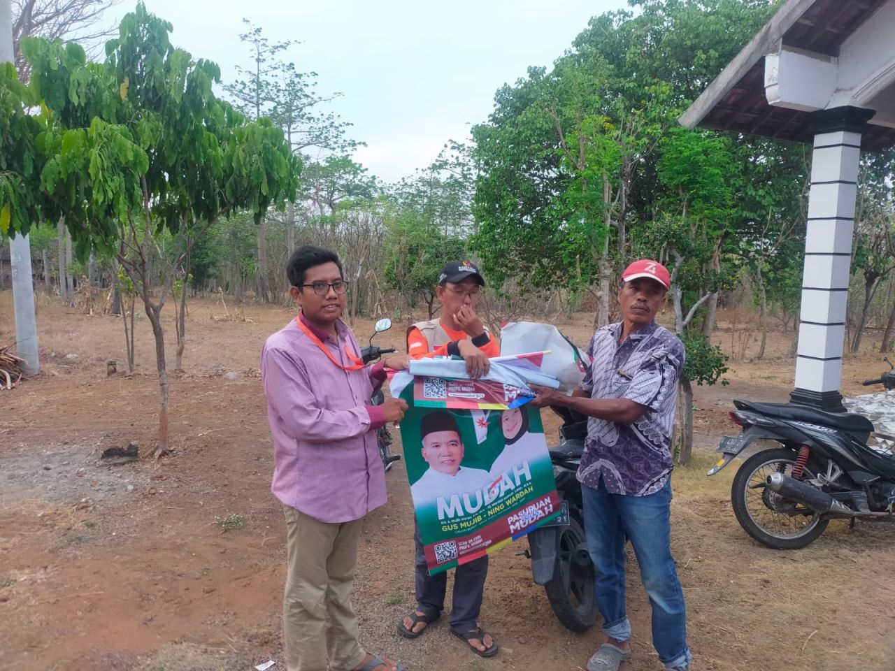 Sejumlah banner paslon MUDAH ditemukan dengan kondisi robek dan dibuang ke jalan desa