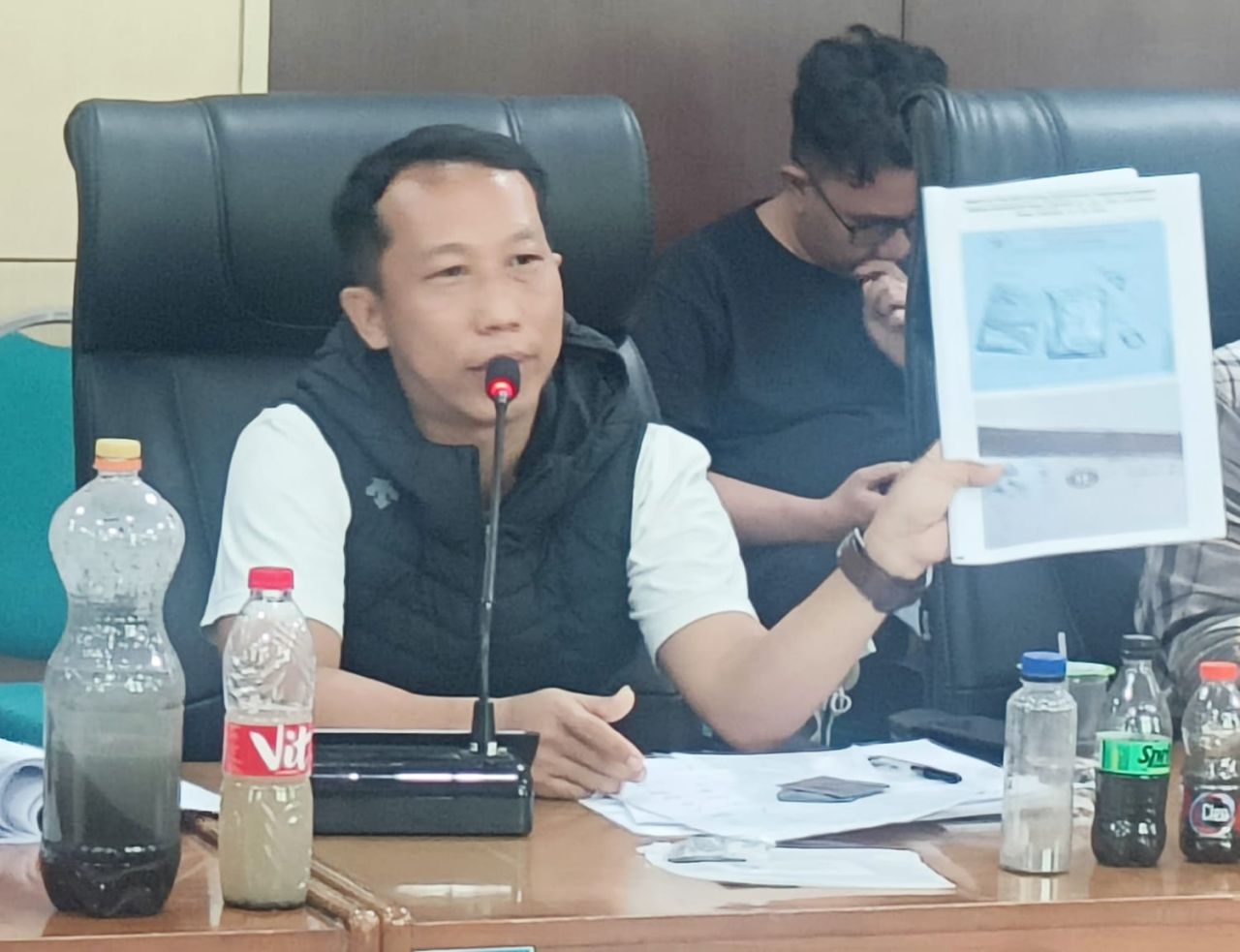 Rochmat Wijaya Sekertaris LBH PIJAR menunjukan bukti-bukti dugaan pencemaran limbah dari PT Cargill saat haering bersama Komisi III DPRD Kabupaten Pasuruan.