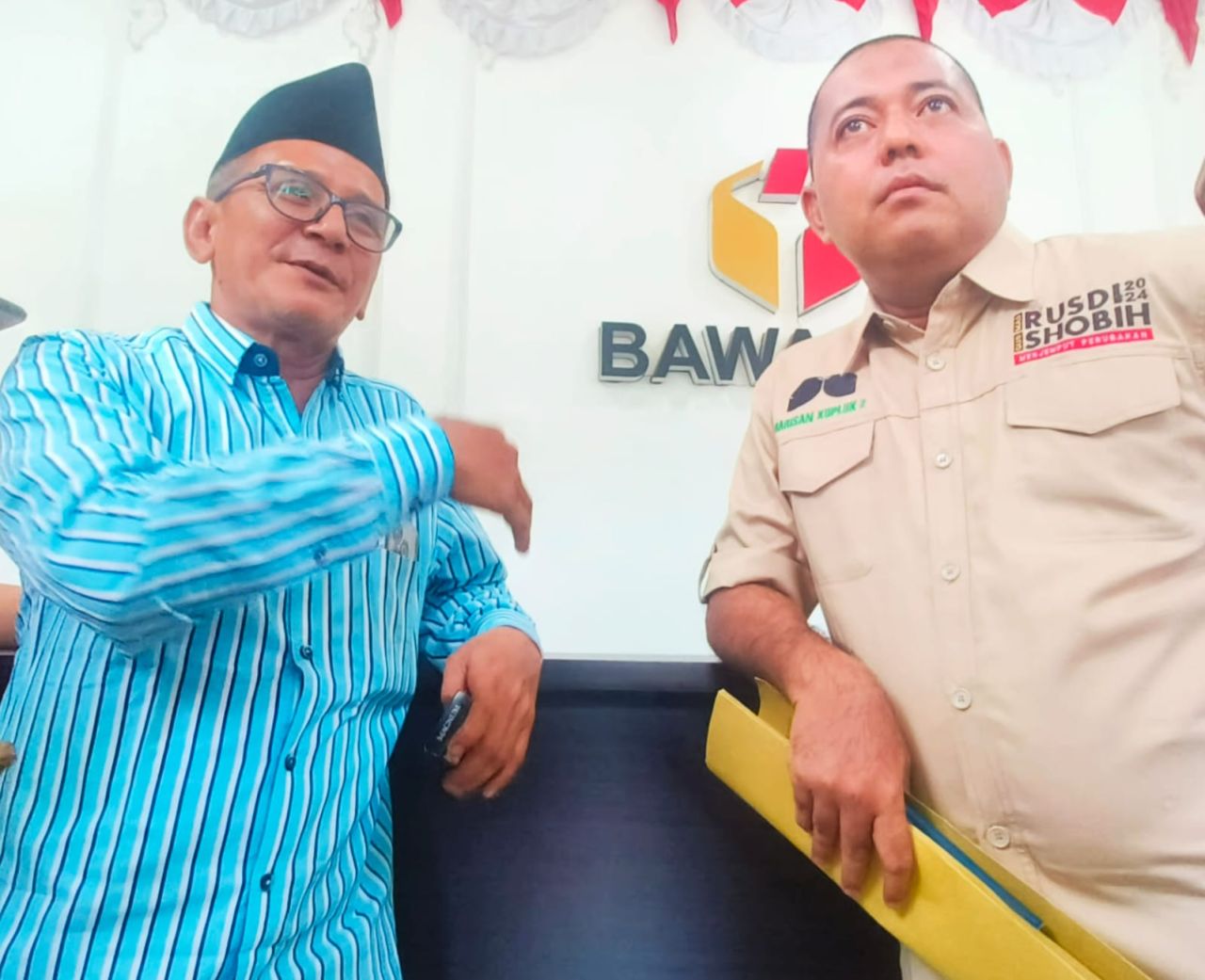 Shobih Asrori Calon Wakil Bupati Pasuruan dari Paslon 01 didampingi Suryono Pane pengacaranya penuhi panggilan Bawaslu.