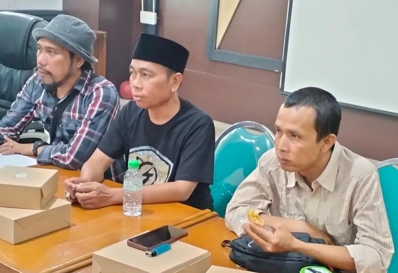 Ketua AMCD Pasuruan, Hanan tengah bersama pengurus lainnya.