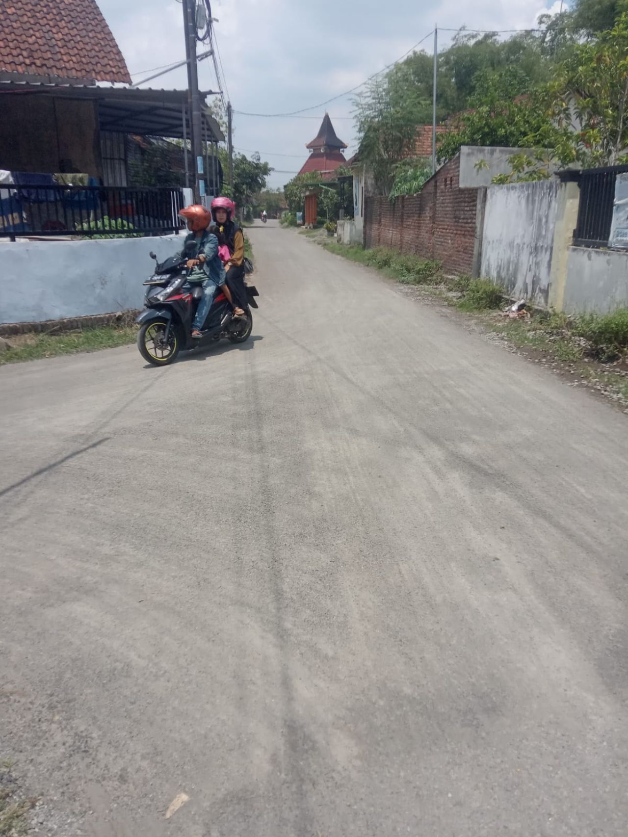 Pemdes Dapurkejambon Realisasikan Pembangunan Jalan Lapen di Dusun Banggle Dengan Anggaran BK 2024