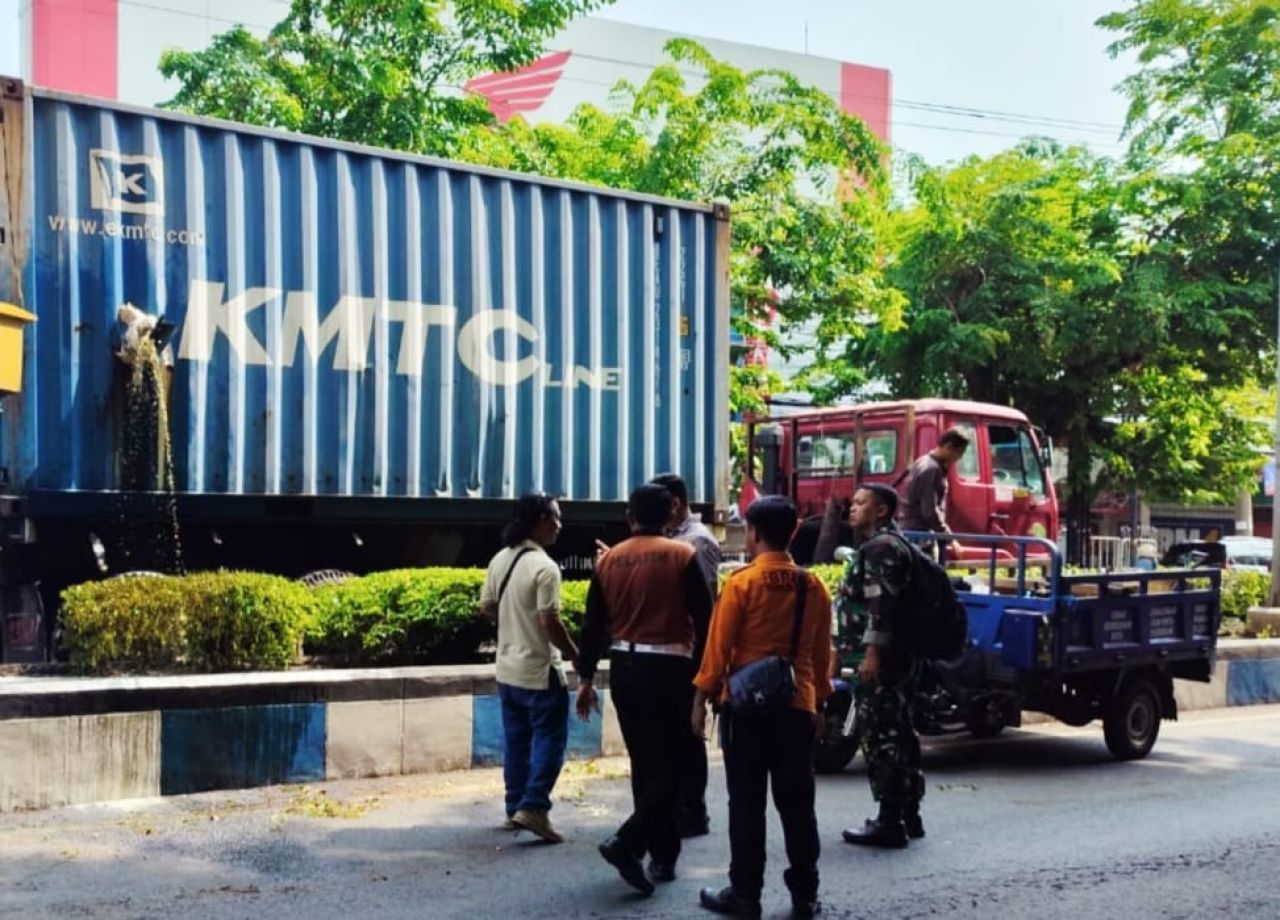 Truk Kontainer diduga muat limbah cair mengandung B3 mengalami kebocoran di jalan raya