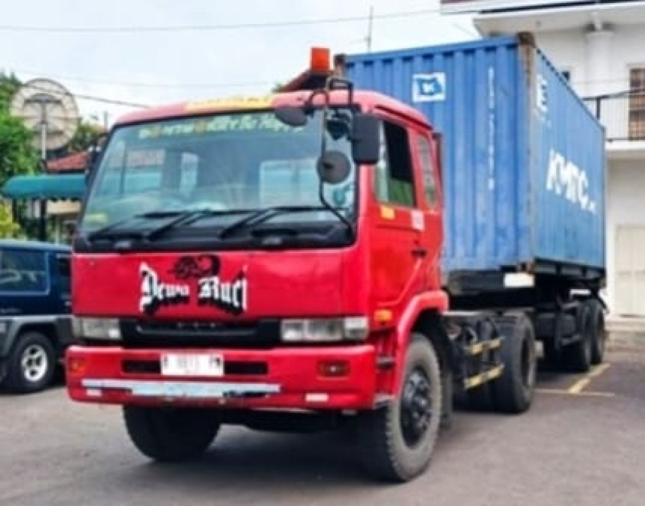 Truk kontainer muatan cairan oil emulsion bocor