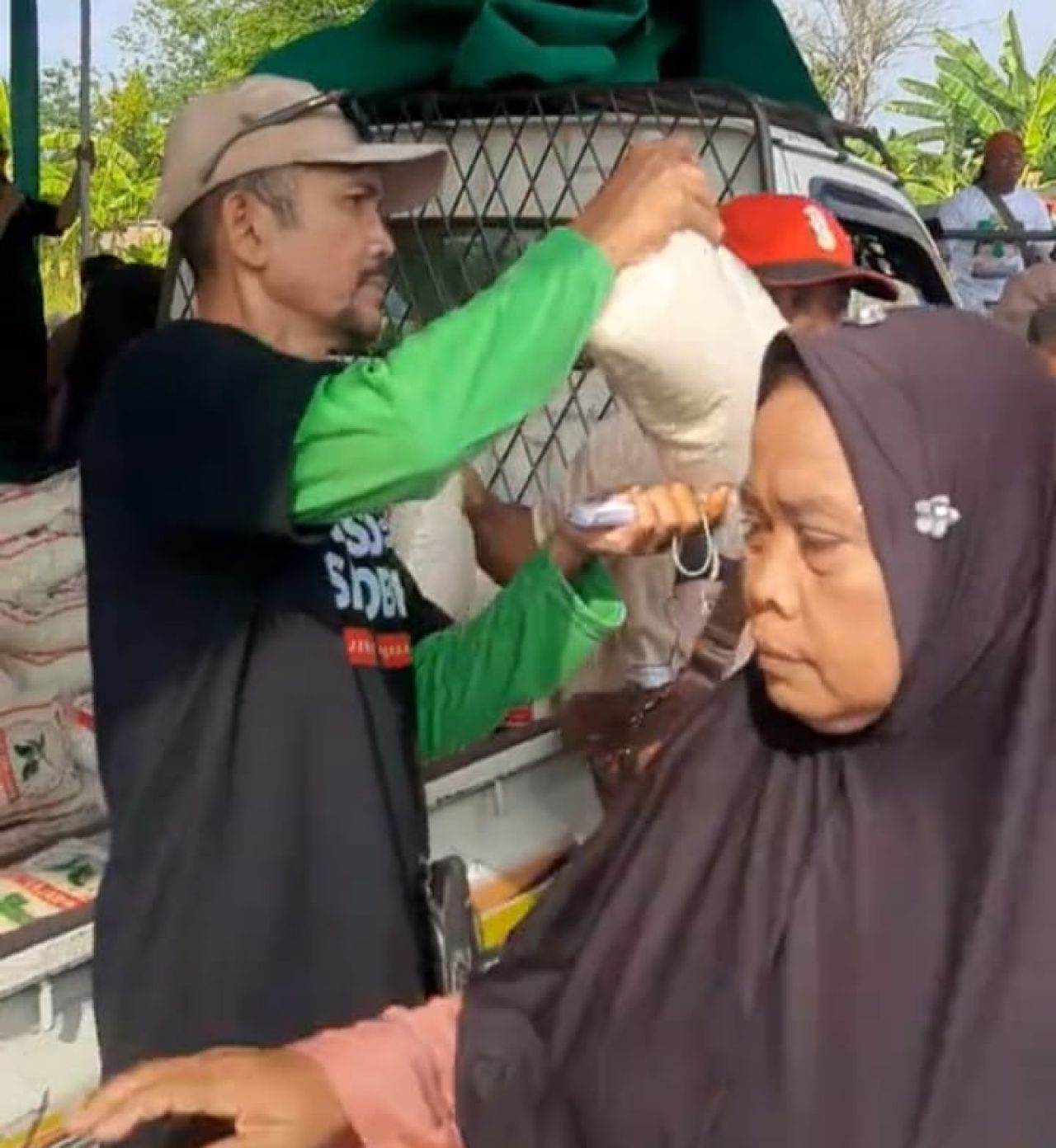 aksi bagi-bagi beras dan uang yang diduga dilakukan Paslon Bupati RUBIH disebuah lapangan terekam video