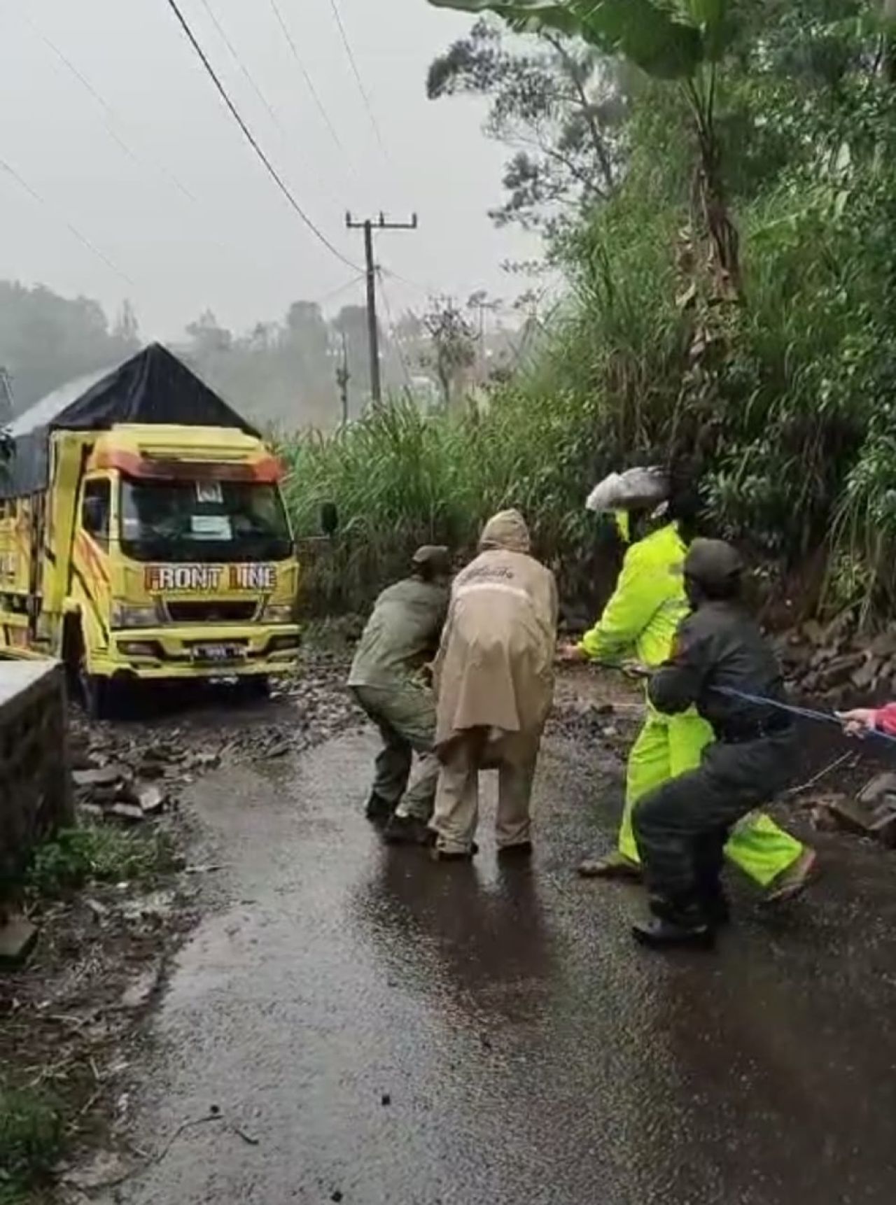 Truk muatan logistik Pilkada Kabupaten Pasuruan sempat berhenti ditanjakan karena terjebak
