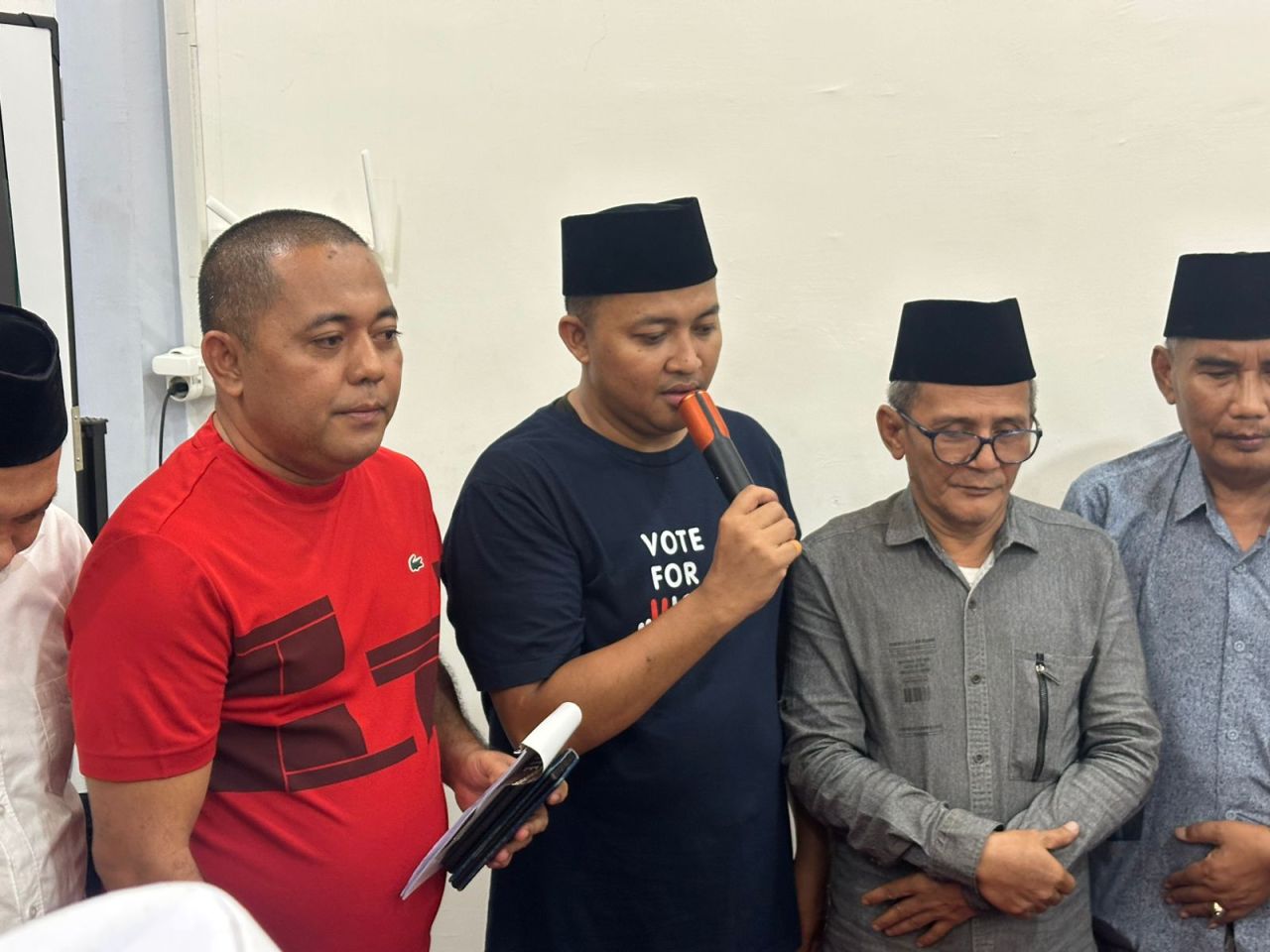 Suryono Pane tim kuasa hukum Paslon 02 saat gelar pres rilis di kantor DPC Gerindra Kabupaten Pasuruan