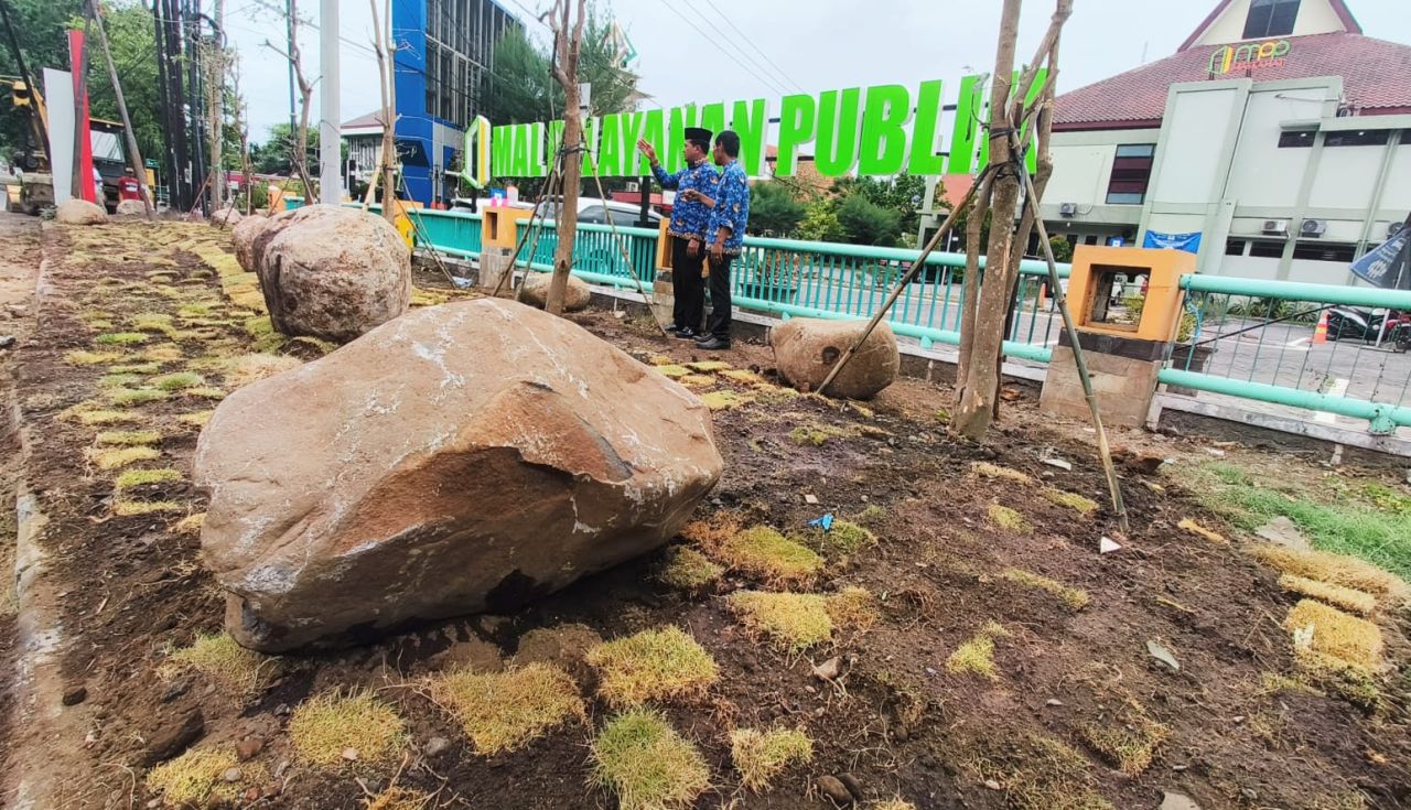 Pj. Bupati Pasuruan, Nurkholis ikut mengawasi pembuatan taman depan perkantoran raci