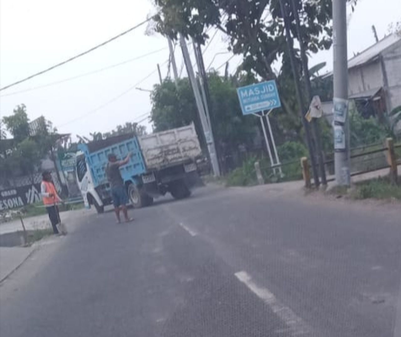 Truk pengangkut tanah urug hendak bongkar muatan