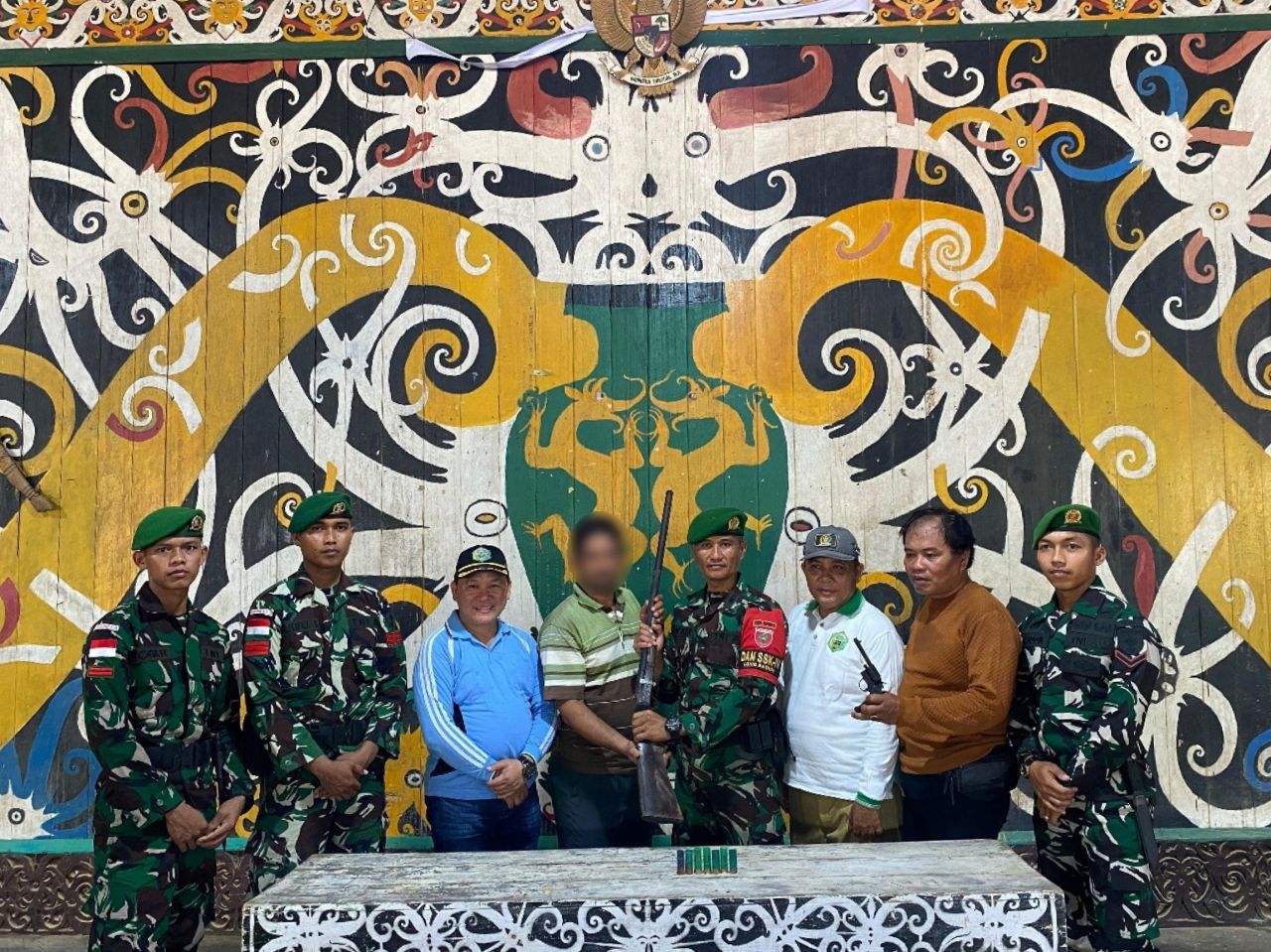 Satgas Yonzipur 8/SMG Amankan Dua Pucuk Senjata Yang Diserahkan Warga