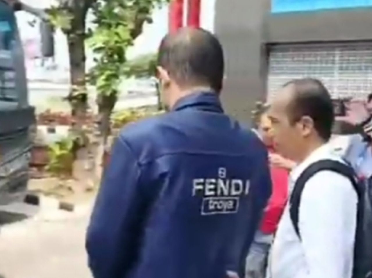 Ahmad Effendy Noor (kemeja biru) digiring ke mobil untuk pelimpahan kasus ke Kejaksaan