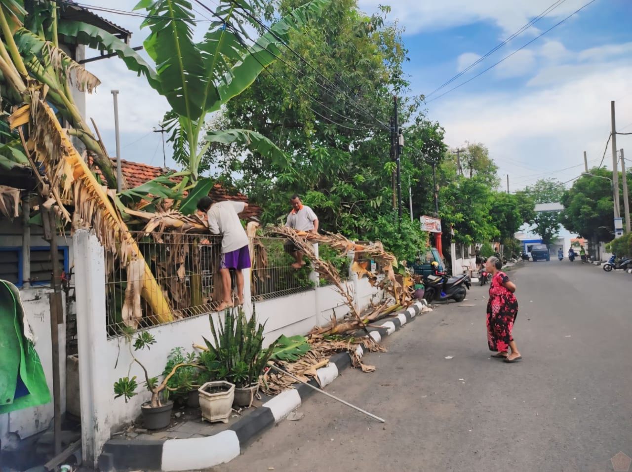 Prajurit Kima Menbanpur 2 Mar bersama masyarakat sekitar Kesatrian melaksanakan kerja bakti