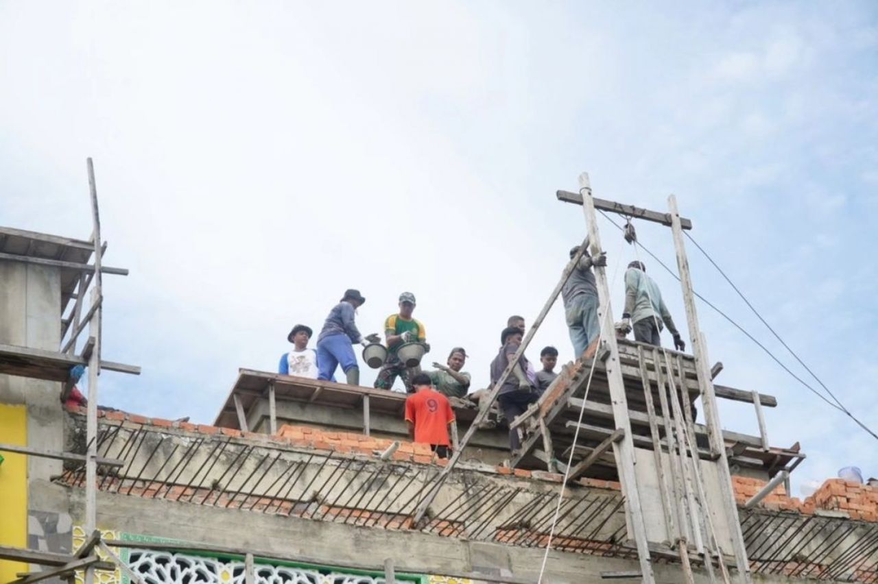 Satgas Pamtas Yonarmed 11 Kostrad bersama masyarakat bangun masjid