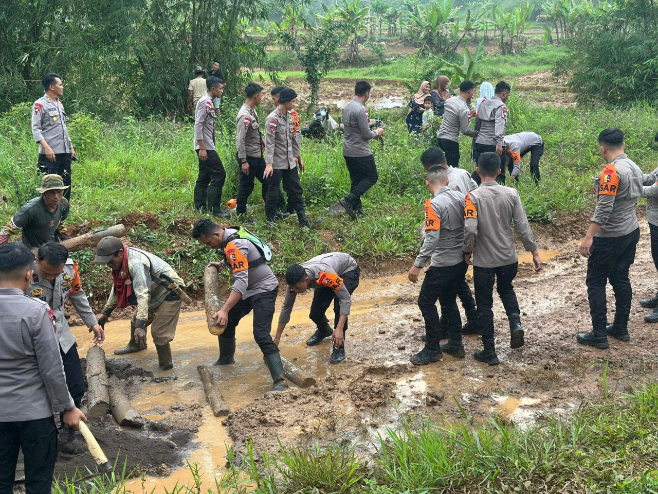 Tim Sar Brimob Cepat Evakuasi Korban Banjir Bandang di Sukabumi