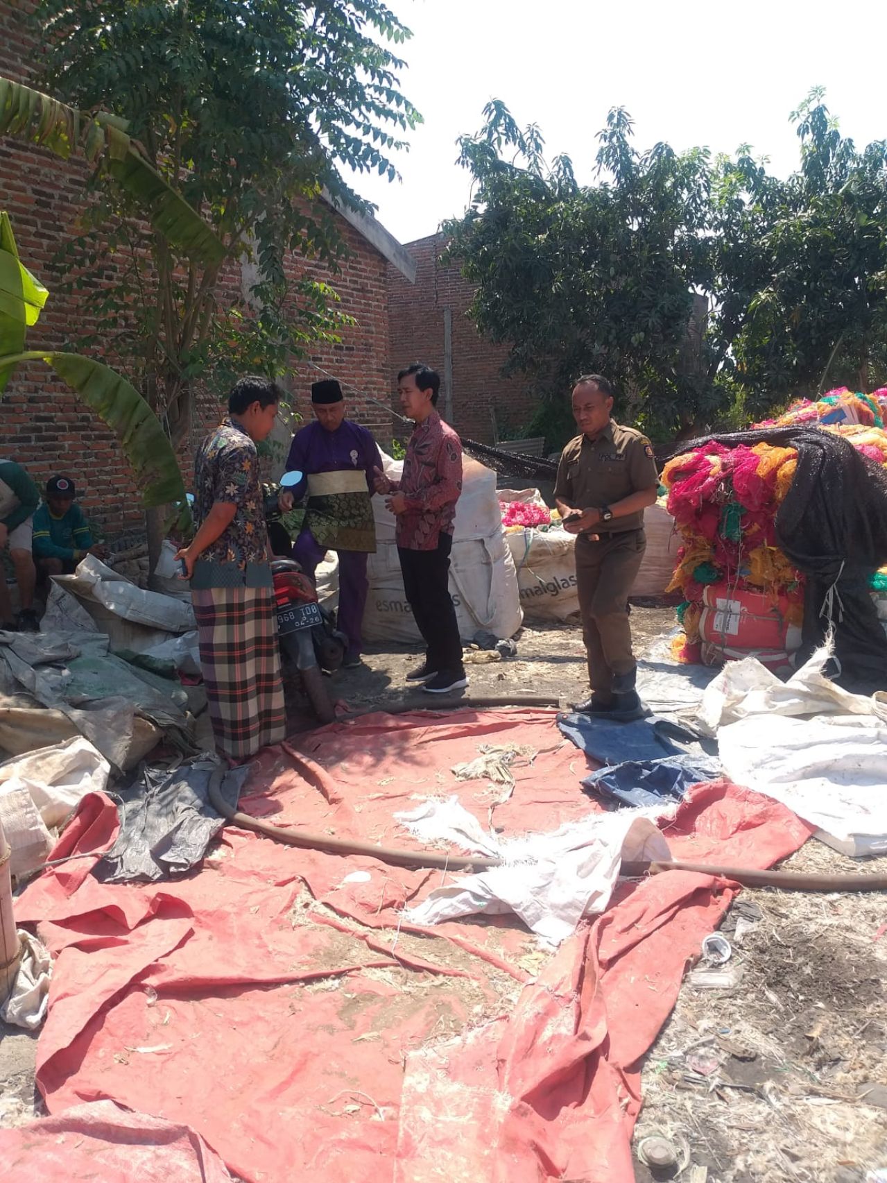 DLH Kabupaten Pasuruan cros--cek ke lokasi penampungan rongsokan milik Nurhadi diduga jadi biang bau busuk menyengat