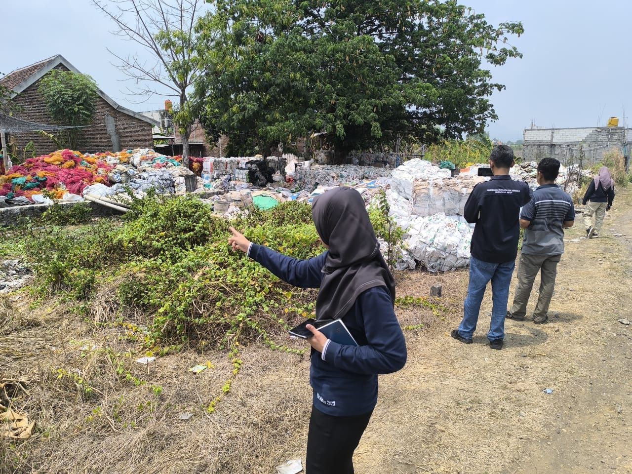 DLH Kabupaten Pasuruan ke lokasi tempat usaha pengepul rongsokan milik Nurhadi jadi biang kerok sumber bau menyengat.