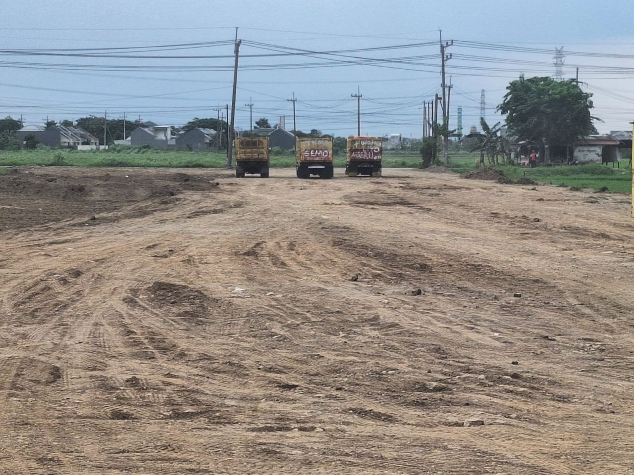 Pekerjaan urugan di Desa Menganti