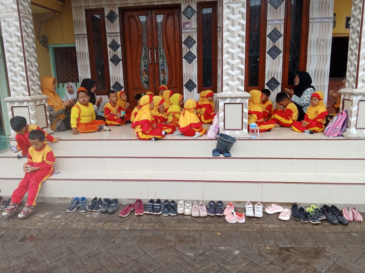 Anak-Anak TK DWP terpaksa mengungsi belajar di rumah warga sekitar