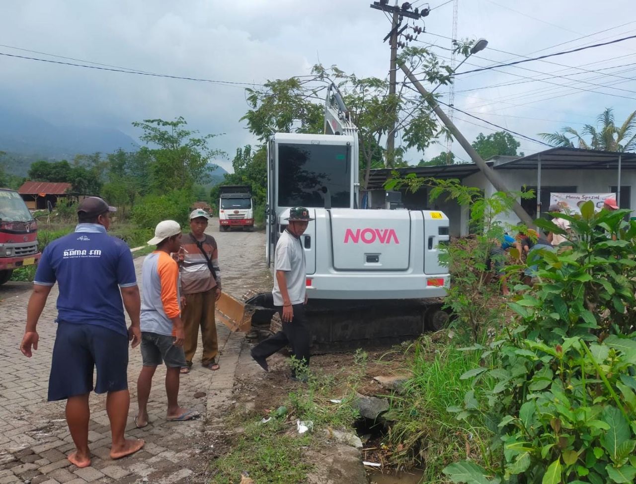 Warga bersama Kades Jeruk Purut H Slamet gotong-royong memperbaikan dan membersihkan aliran sungai
