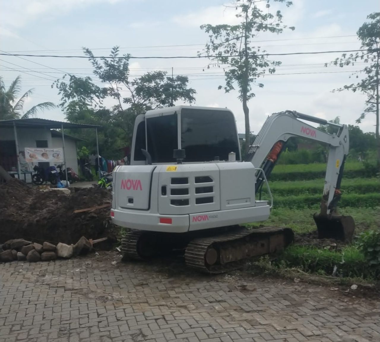 Alat berat jenis excavator diturunkan PT RMS Group dilokasi banjir