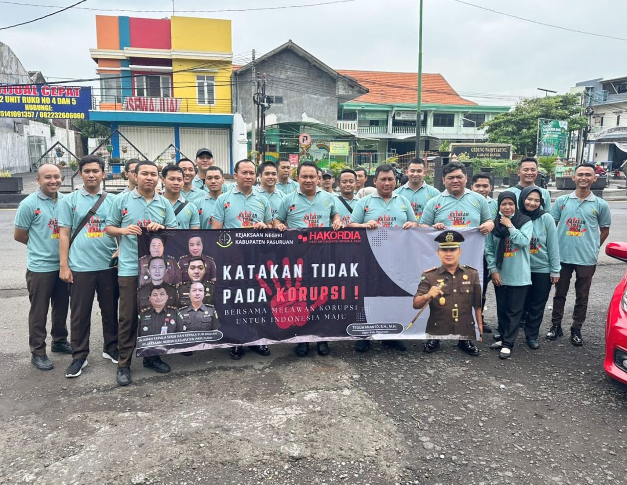 Kejari Kabupaten Pasuruan berpose bersama usai membagikan stiker dalam rangka memperingati Hakordia di Alun-Alun Bangil