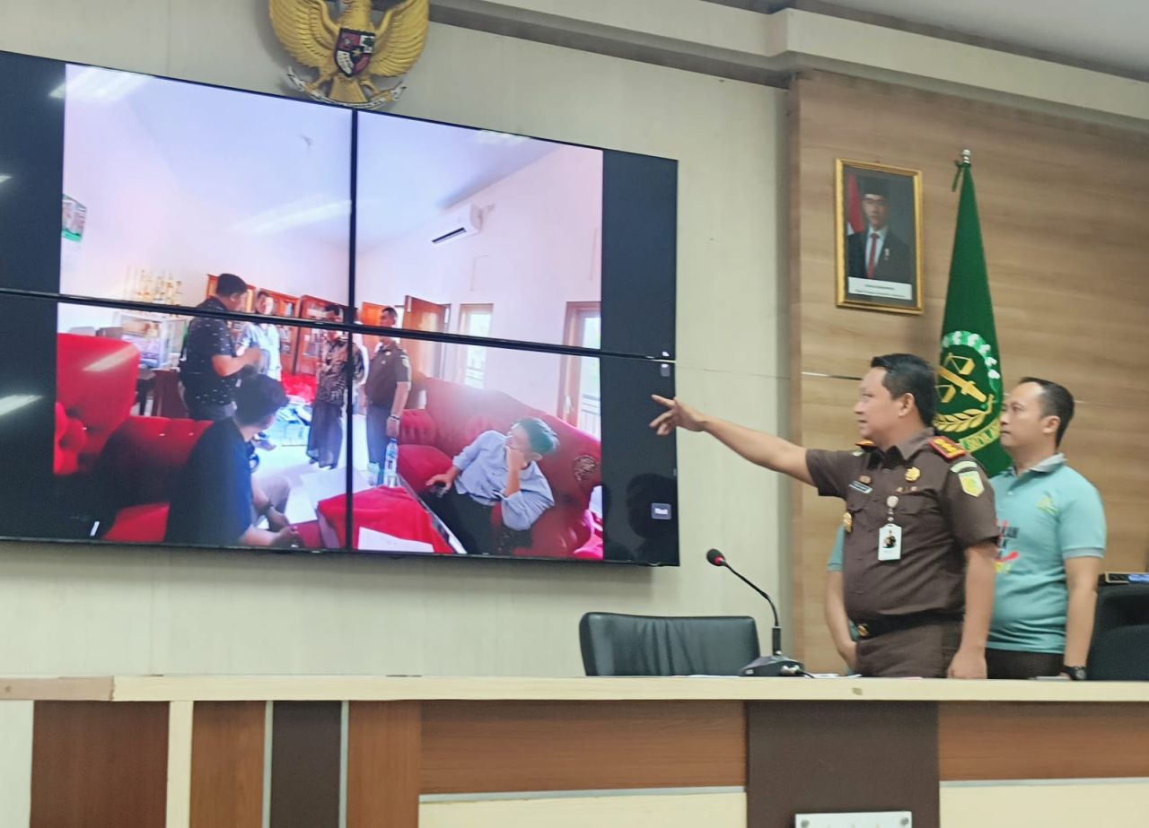 Kajari Kabupaten Pasuruan Teguh Ananto didampingi Kasi Intel Ferry menunjuk penggeledahan di tiga lokasi atas kasus PKBM