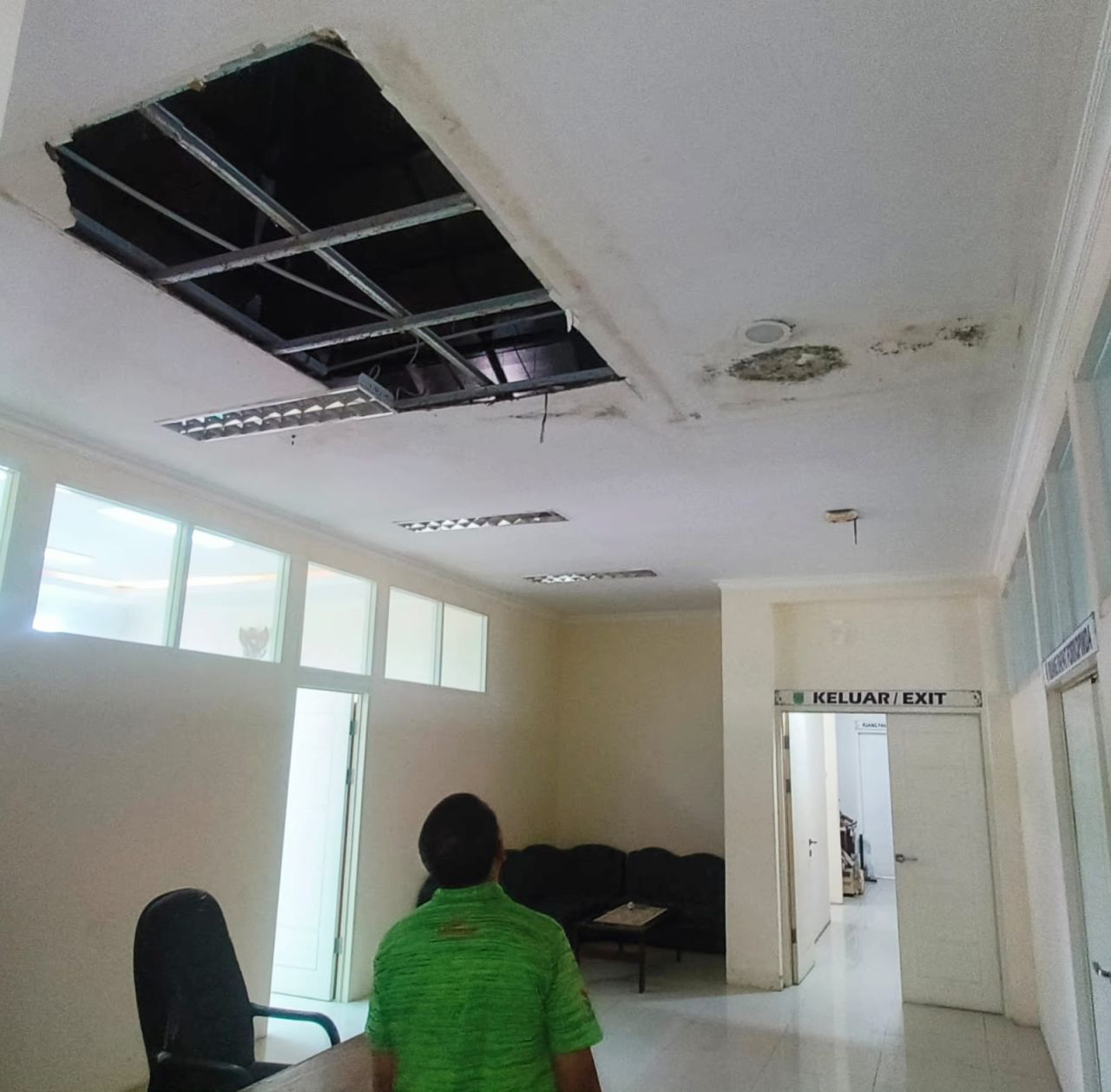 Plafon di kantor Bakesbangpol Kabupaten Pasuruan Ambruk