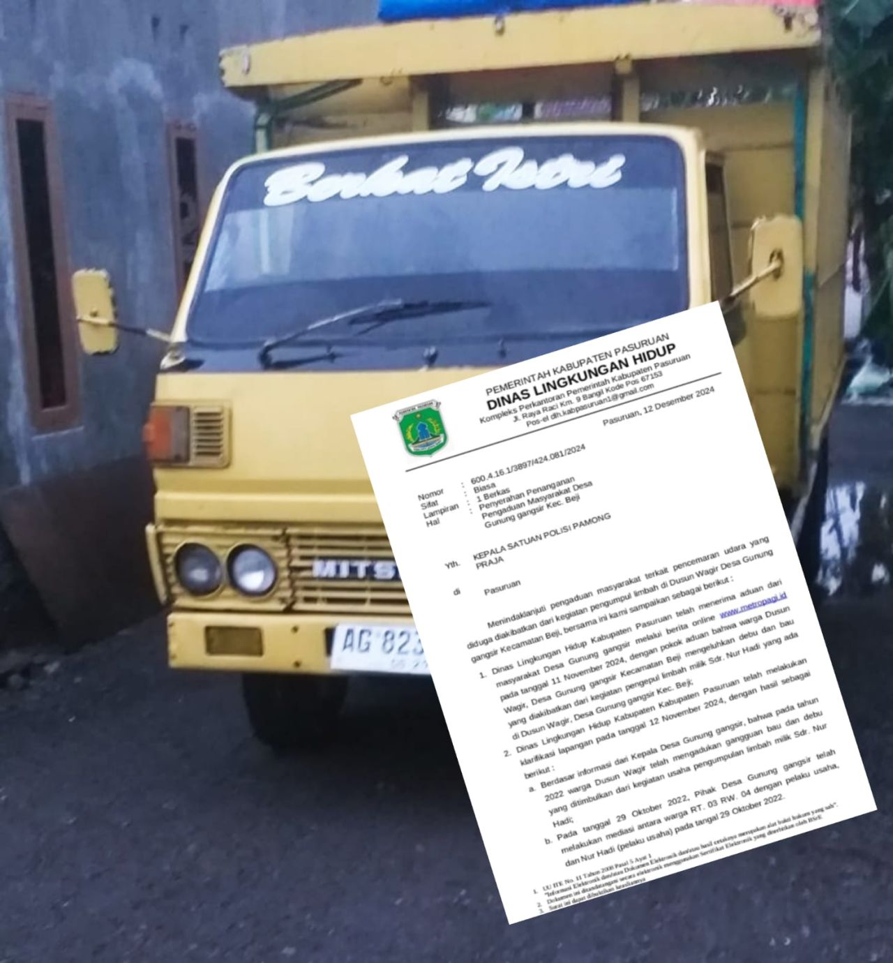 Warga Dusun Wagir menghadang truk muat sak bekas limbah yang akan masuk ke tempat usaha milik Nurhadi