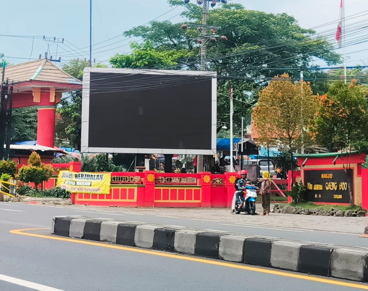 Salah satu vidiotron yang terpasang depan Masjid Cheng Hoo-Pandaan Mati