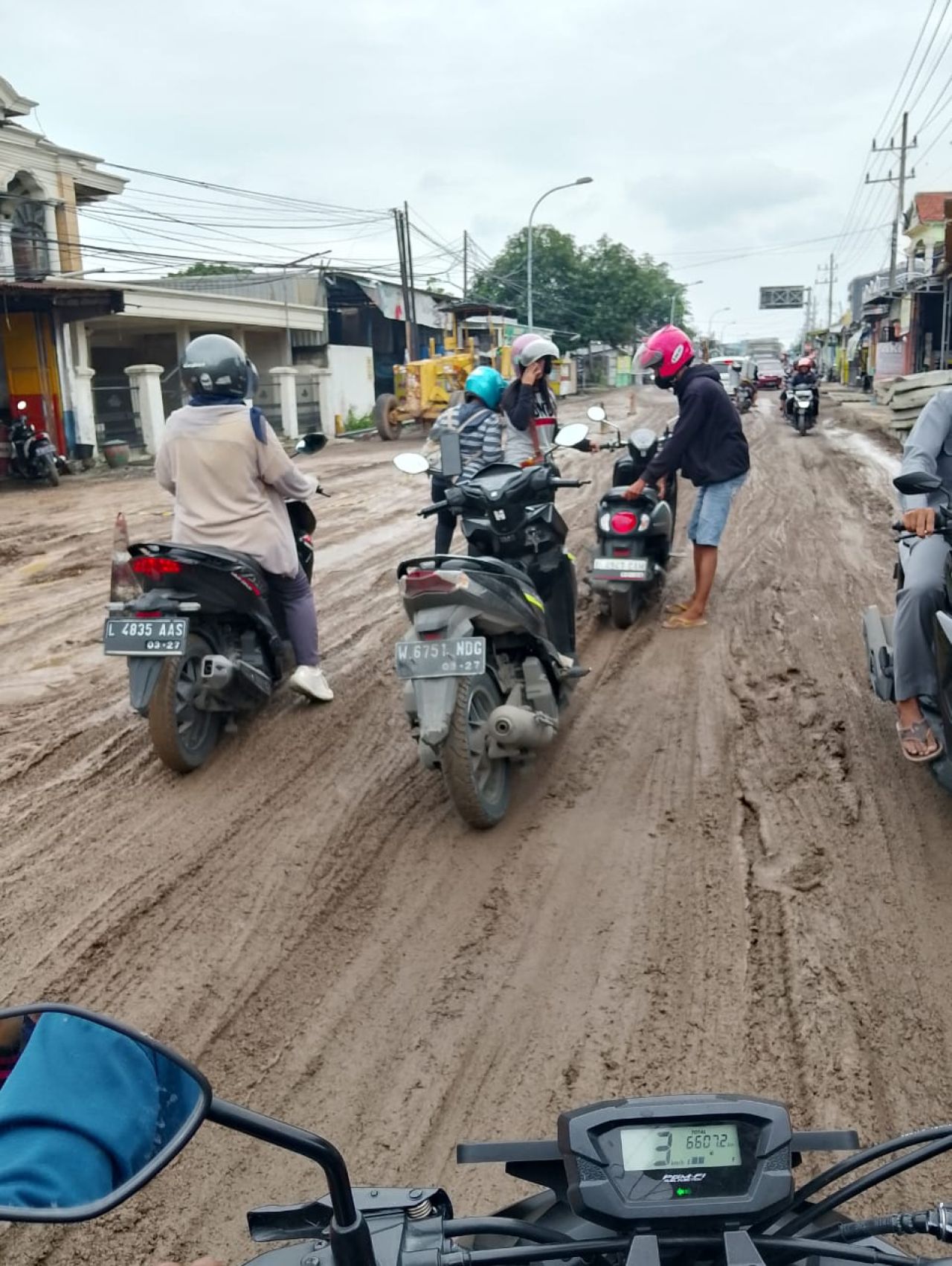 Pengendara motor jatuh