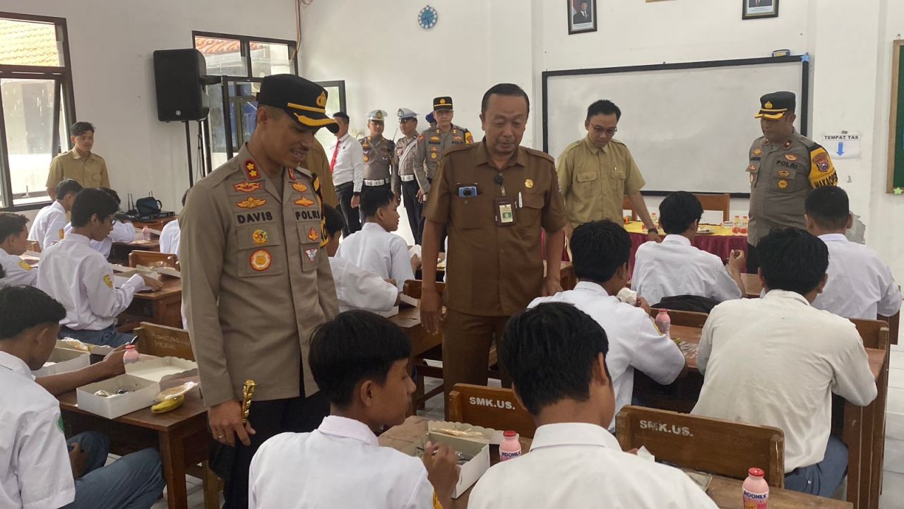 Kapolres Pasuruan Kota, AKBP Davis Busin Siswara bersama pejabat lainnya saat memantau program makan sehat gratis