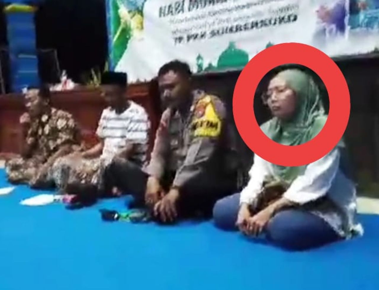 YN Kasun Sumberingin 2 tanda lingkaran merah saat audensi di Balai Desa Sumbersuko beberapa waktu lalu.
