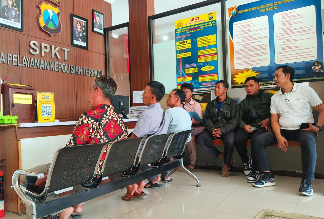 Sejumlah warga Dusun Wagir, Desa Gununggangsir, Kecamatan Beji melaporkan pemilik usaha rongsokan ke Polisi