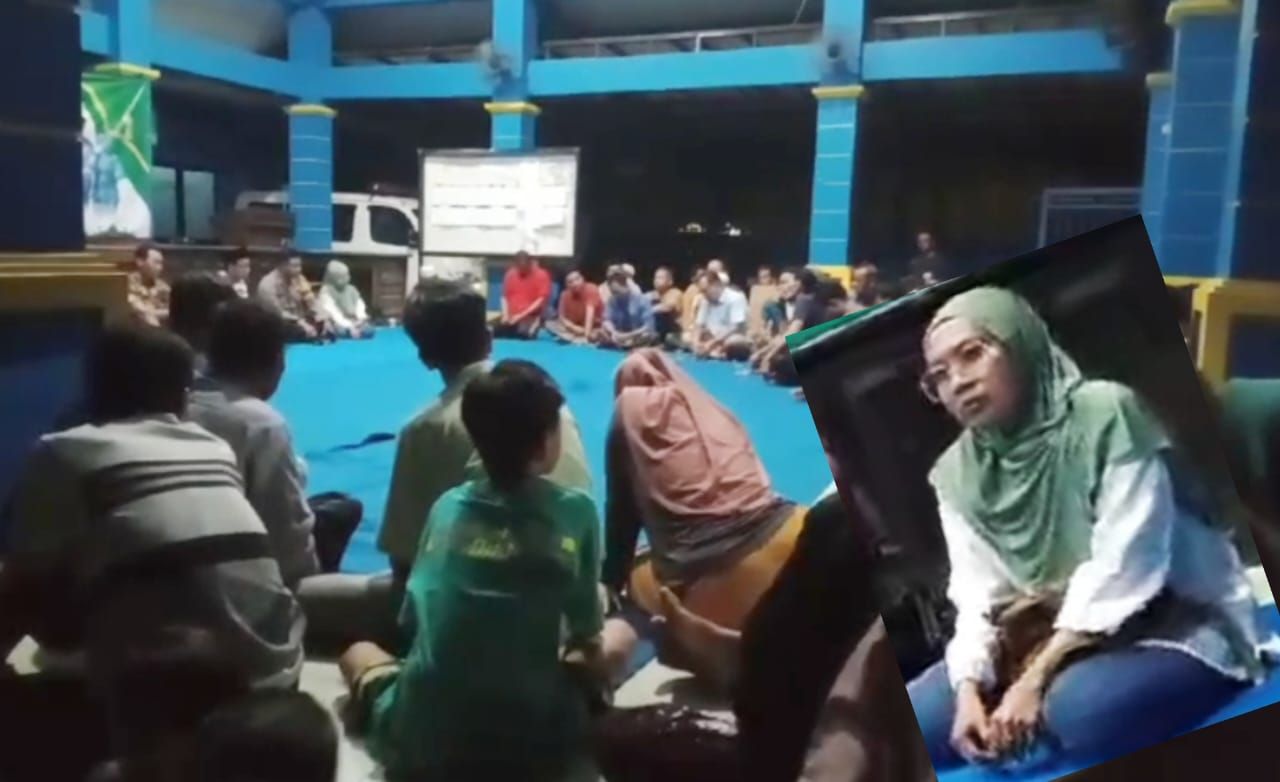 Aksi demo warga Dusun Sumberingin 2 beberapa waktu lalu di Kantor Balai Desa Sumbersuko. Inzet : YN Kasun Sumberingin 2 hanya bisa nangis saat diintrogasi warga terkait larinya uang pajak