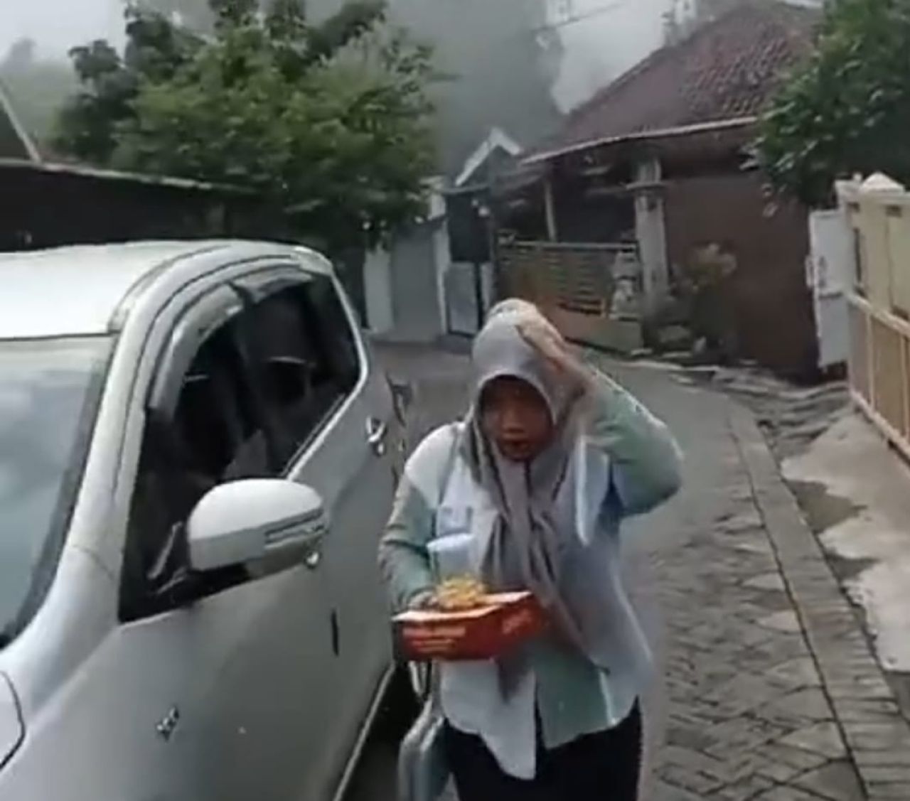 Debu warnah putih diduga bersalah dari PT Cargill bertebaran membuat warga Dusun Kedamean, Desa Kepulungan panik keluar rumah