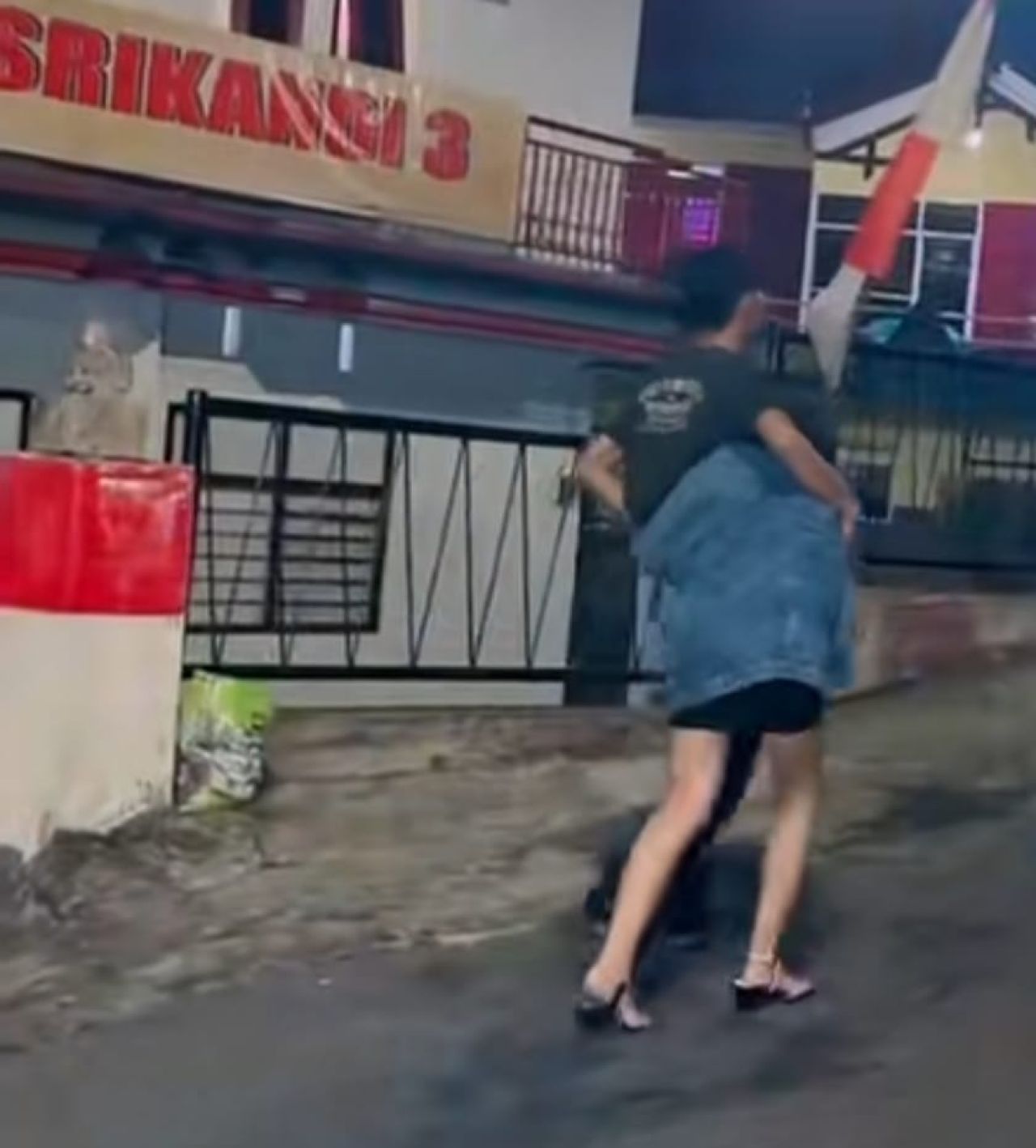 Suasana di kawasan Tretes terlihat salah seorang PSK mabuk berat usai menemani tamu di salah satu villa