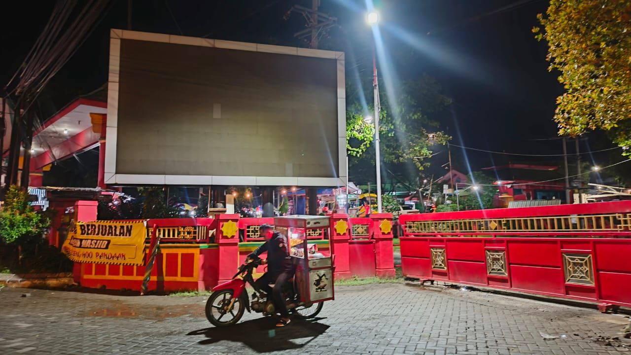 Salah satu videotron terpasang di depan Masjid Cheng Hoo-Pandaan mati