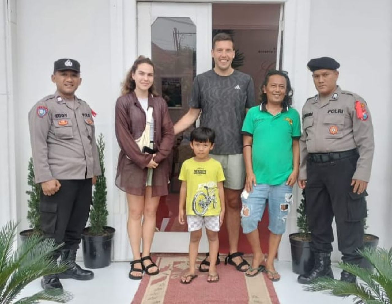 Dua warga negara Belanda saat bertandang ke Pos Nataru Polres Kota Pasuruan