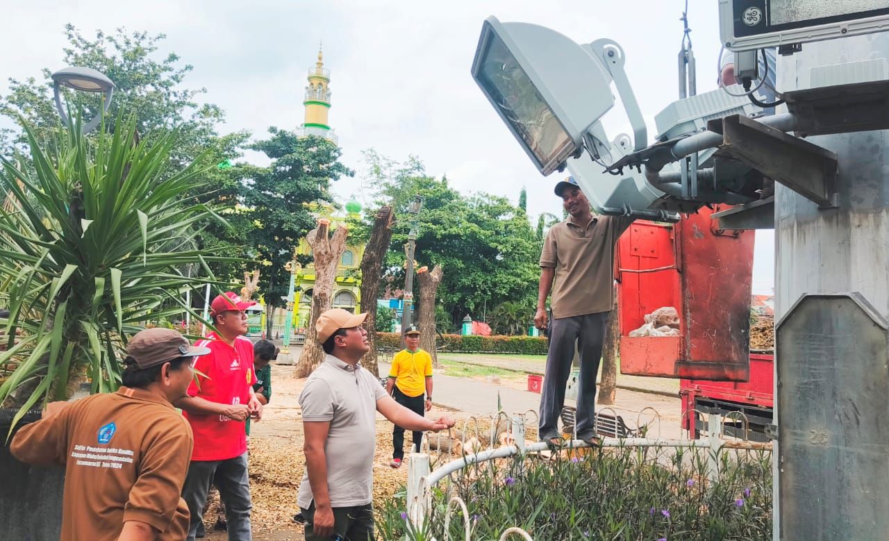 Pj. Bupati Pasuruan Nurkholis didampingi Kadis DLH, Taufiqul Ghoni saat meninjau perbaikan Alun-Alun Bangil