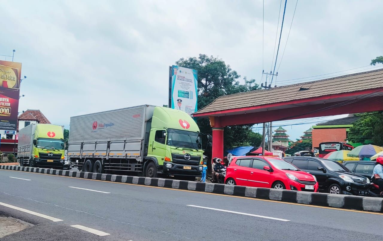 Kondisi arus lalu lintas arah Malang dan Tretes tepatnya tikungan pasar wisata Cheng Hoo Pandaan padat merayap