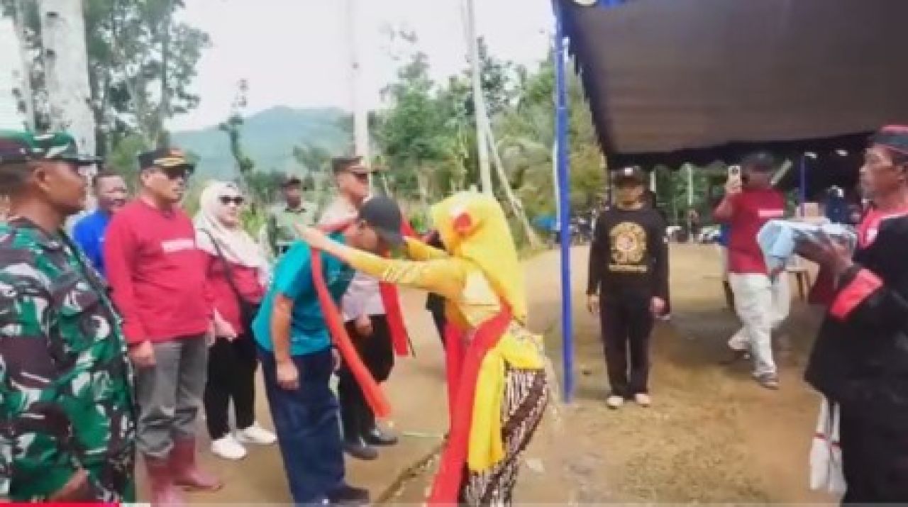 Penari Satrio Sardulo Rambut dalem dalam Tari Mapak Duto Satrio Saat menyambut kedatangan Winarno SH, MM di Lokasi Penanaman