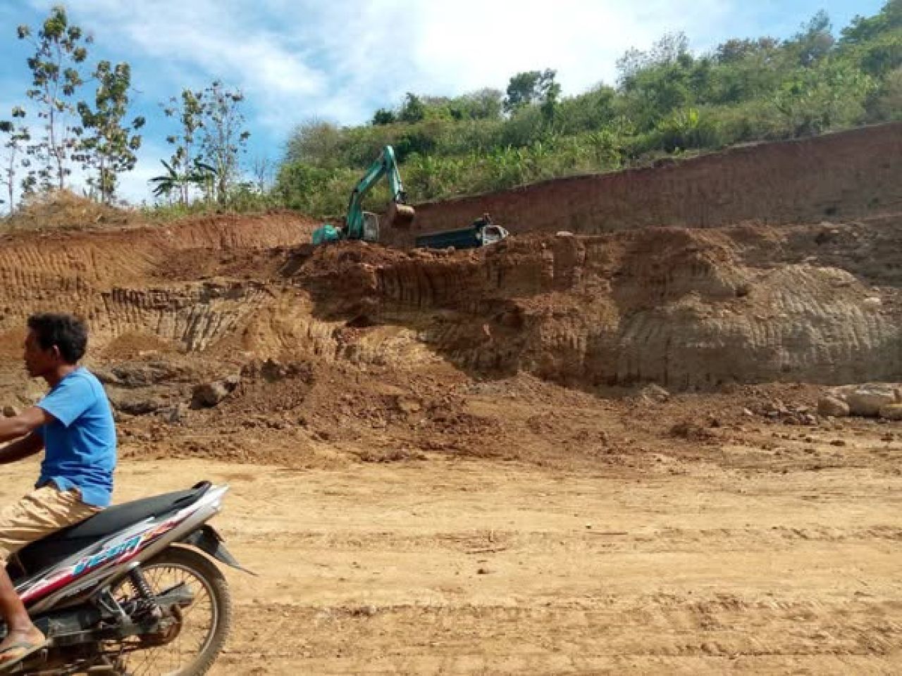 Tambang di Bukit Juwet, Desa Kalikatir, Kab. Mojokerto