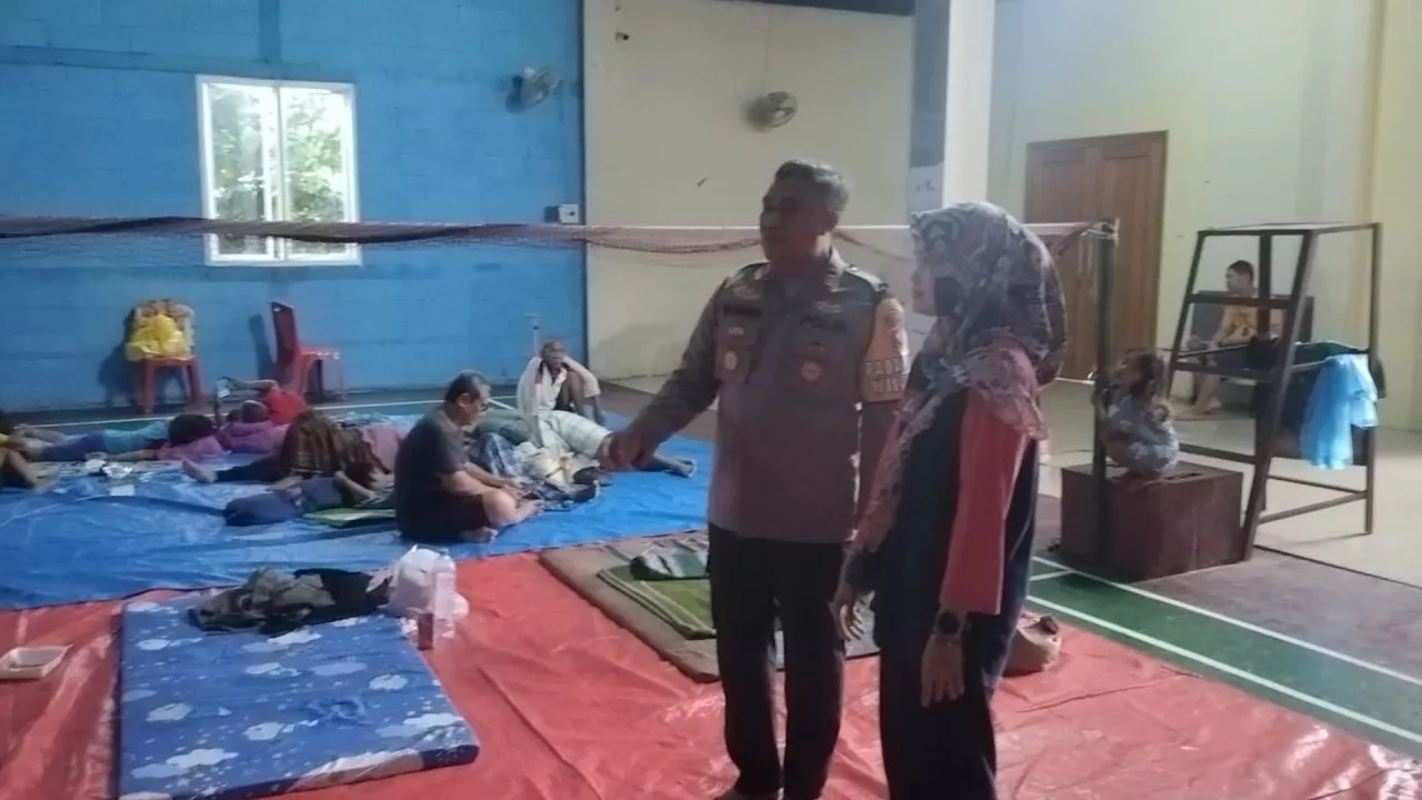 Kapolsek Menganti Dampingi Dinas Sosial Gresik Berikan Bantuan Sembako Warga Omah Indah Menganti