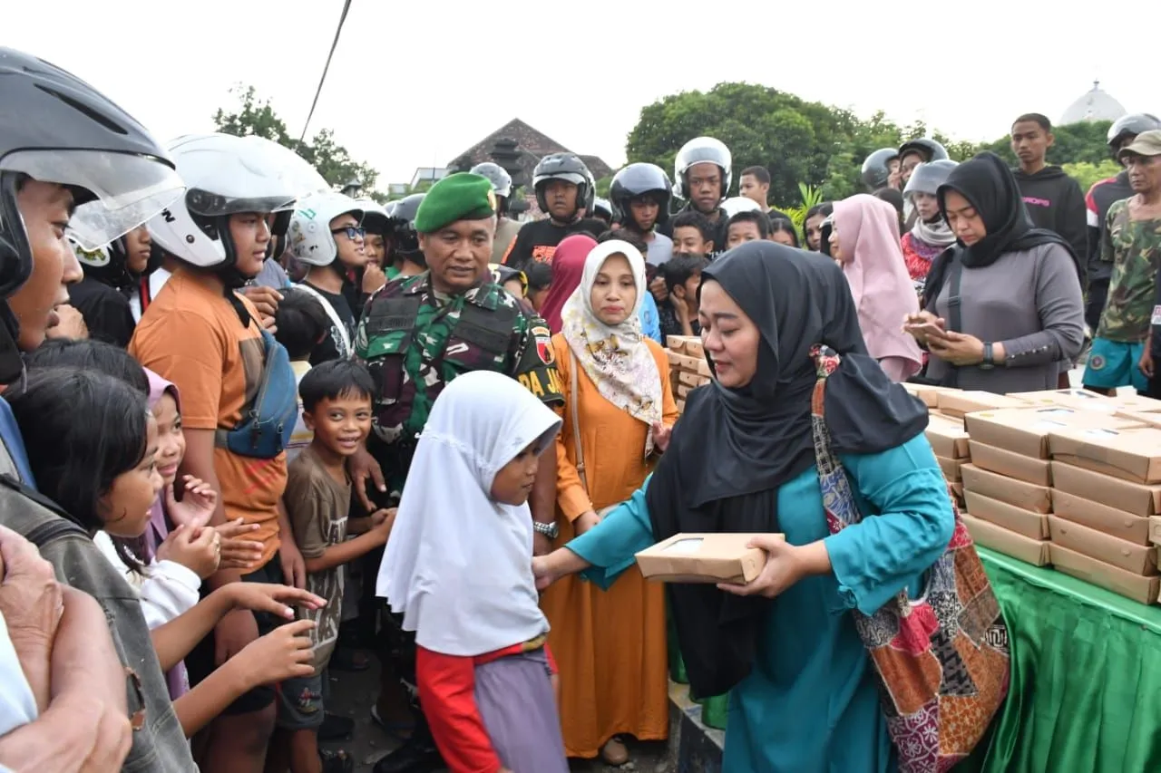 Berkah Ramadan, Persit KCK Cab. XVI Dim Ponorogo dan Siswa TK Kartika IV - 20 Bagi Bagi Takjil
