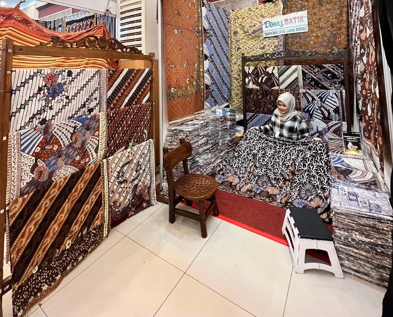Setia Pada Lilin, Bukan Printing: Dimas Batik Jadi Penjaga Terakhir Batik Tulis Tasikmalaya