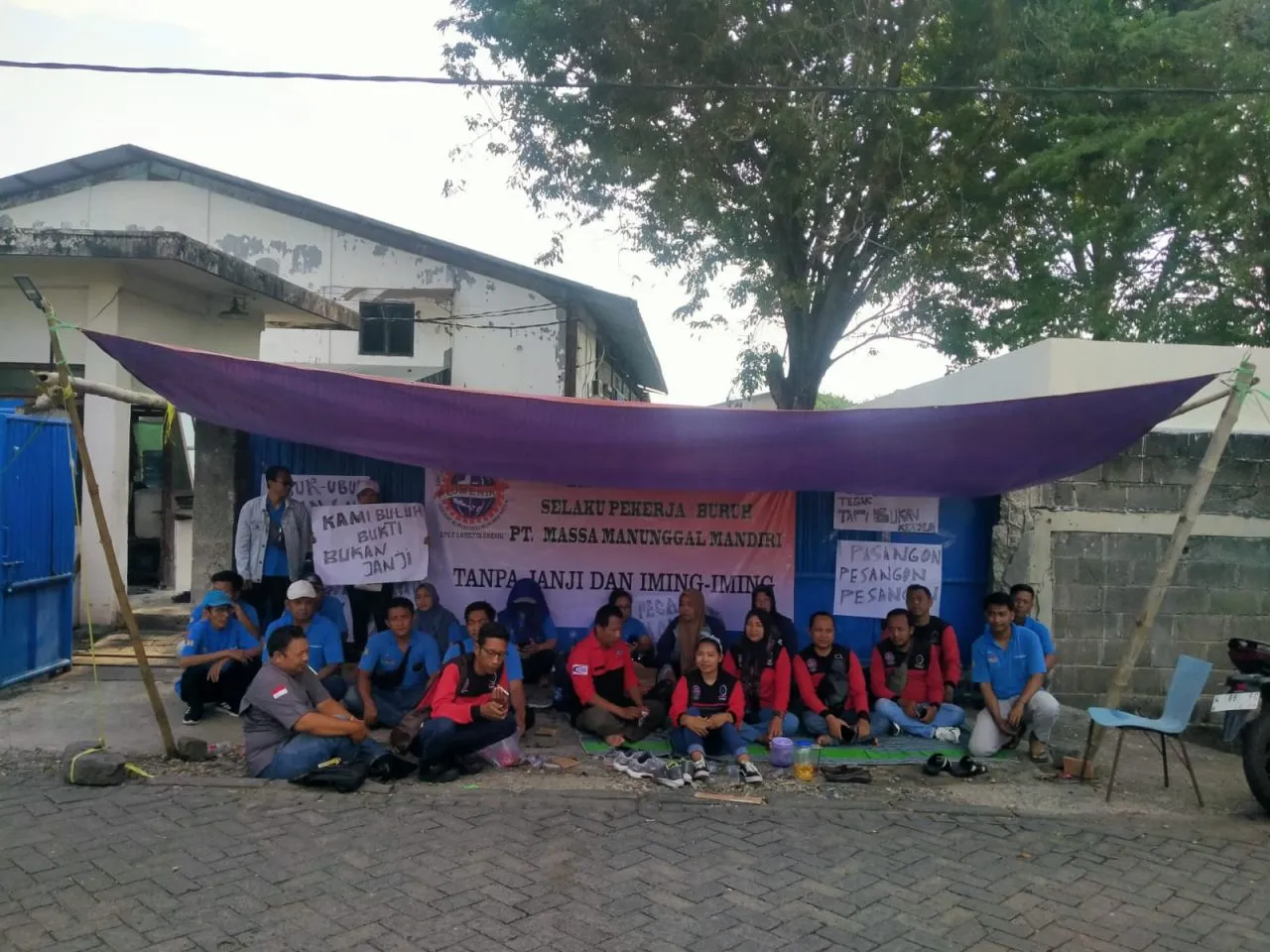 Buruh PT.MMM Mogok Kerja. Gelar Tenda Tuntut Hak-hak Normatif Buruh